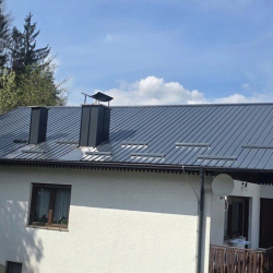 Antracit kovinska kritina T6 na stanovanjski hiši
