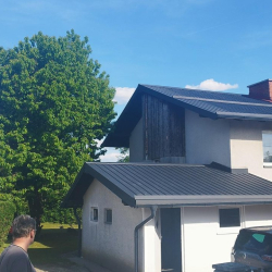 Kritina T6 Hosekra na stanovanjskem objektu z več strehami