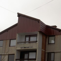 Hosekra gladka na večstanovanjskem objektu