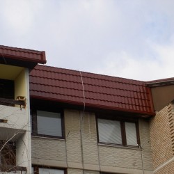 Gladka strešna kritina Hosekra na večstanovanjski stavbi