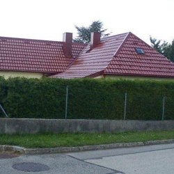 Gladka rdeča strešna kritina na nizki hiši