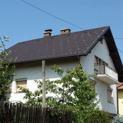 Gladka rjava strešna kritina s snegobrani