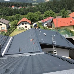 Montaža  gladke strešne kritine Hosekra v antracit barvi