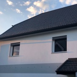 Hosekra gladka antracit strešna kritina na moderni hiši