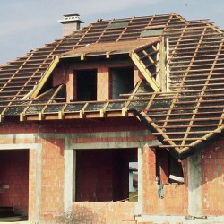 Lesena strešna konstrukcija na novogradnji