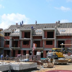 Montaža lesene strešne konstrukcije na večstanovanjski objekt