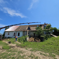 Prenova strehe na podeželski hiši