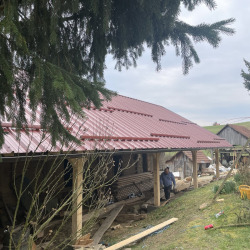 Montaža strešne kritine Hosekra na nadstrešek
