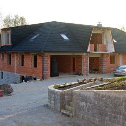 Črna kritina Hosekra na novogradnji