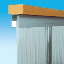 Sestav stenske polikarbonatne plošče z aluminijastim profilom
