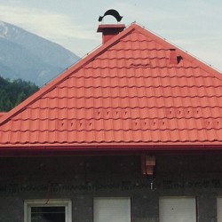 Rdeča kovinska streha Hosekra s snegobrani