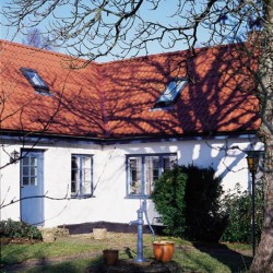 Stratos opečna streha na podeželski hiši