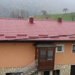 Stratos rdeča kritina s snegobrani