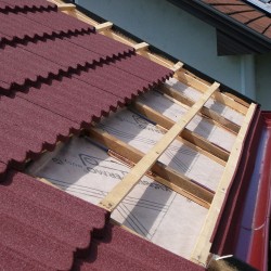 Podroben prikaz polaganja strešne folije pod rdeče strešnike