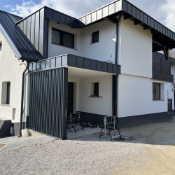 Hiša s strešnimi paneli Hosekra v antracit barvi