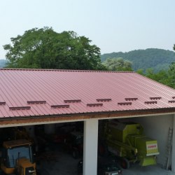 Rdeča panelna streha s snegobrani