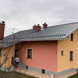 Trapezna streha v antracit barvi na stanovanjski hiši