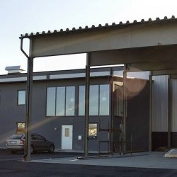 Kovinska streha Hosekra TP128 na industrijskem nadstrešku