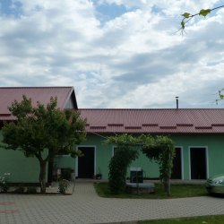 Stavba z rdečo trapezno kritino TP20