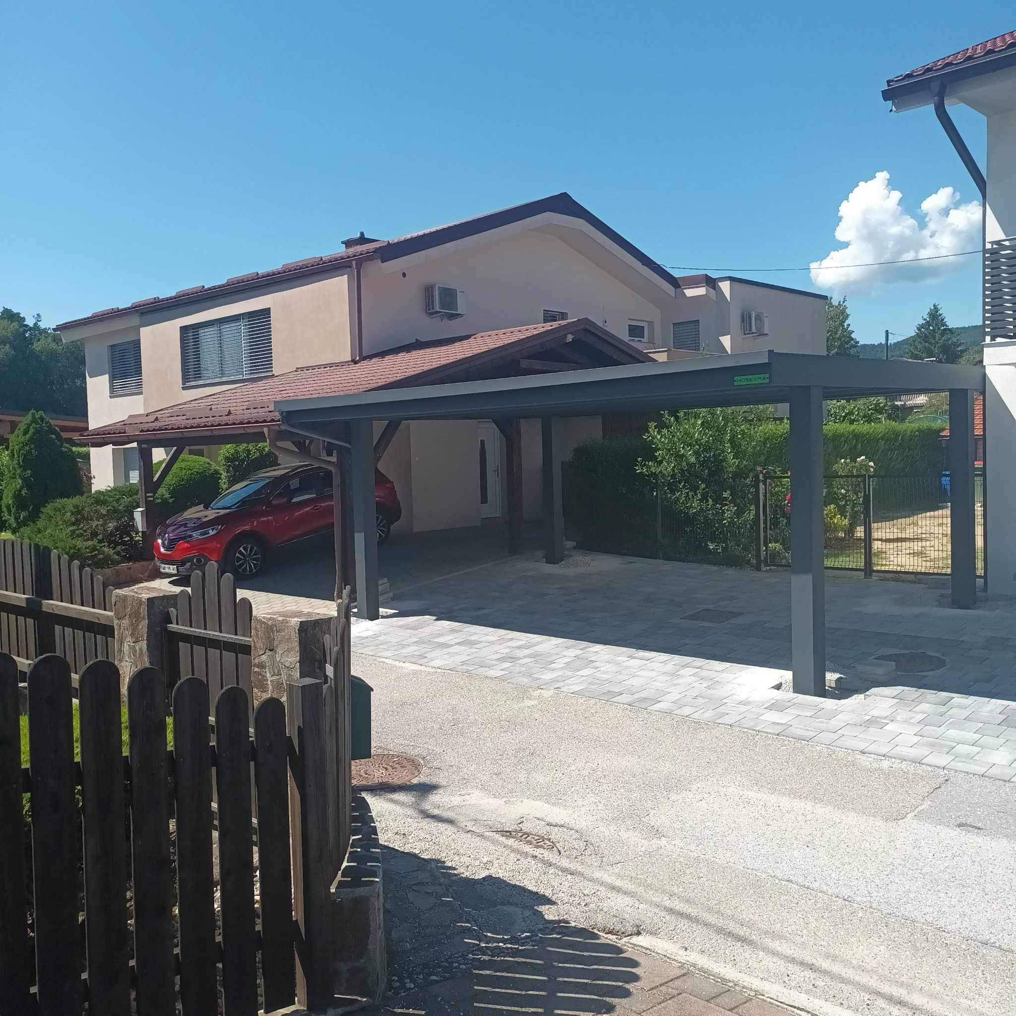 Kovinski nadstrešek HOSEKRA za dva avtomobili ob hiši