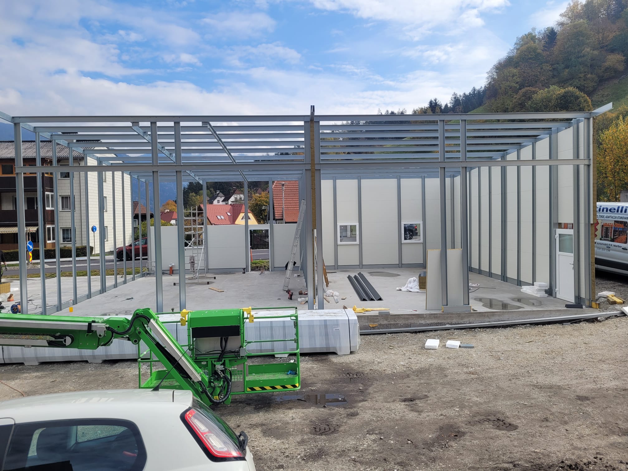 Hosekra kovinske konstrukcije hal in garaž, začetna faza postavitve objekta