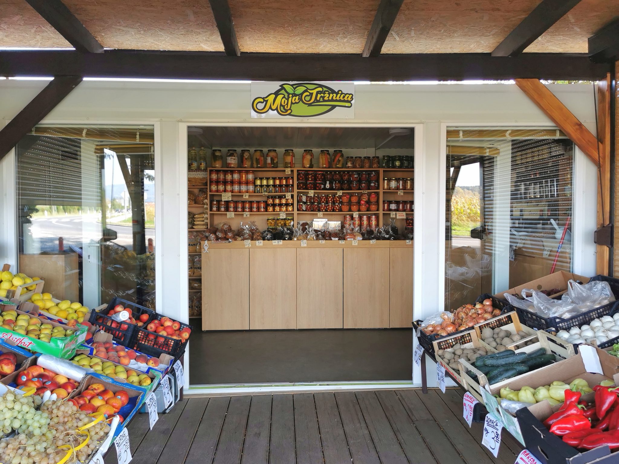Prodajni kiosk iz kontenjnerja Hosekra spremenjev v trgovinico za sadje in zelenjavo.