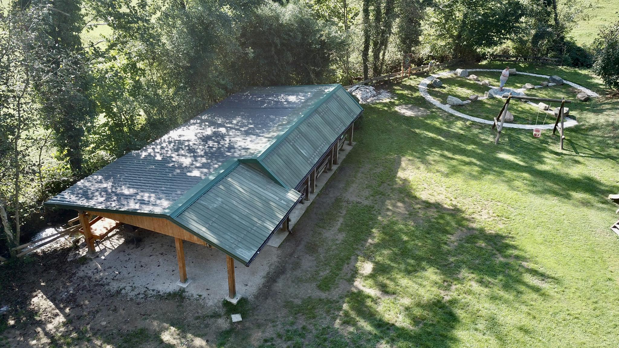 donacija zelene strehe HOSEKRA turističnemu ribiškemu centru za njihov nadstrešek v naravi